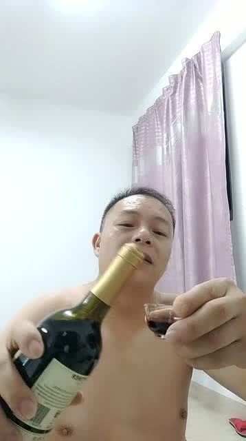 今晚准备早点睡觉喝点美容酒 