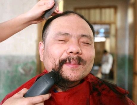 用电动剃须刀刮胡子怎样才刮得干净 