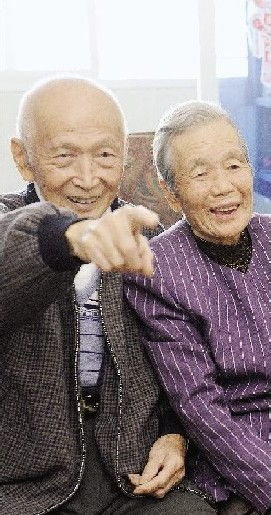 九旬夫妻牵手72年演绎传奇爱情 曾分居10年 