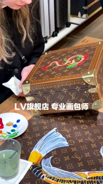 LV旗舰店,专业面包师正在雕刻花纹,名包果然出自名师之手 