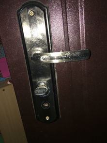 谁懂锁这方面的能帮我解释下嘛 跪求大神,门反锁的坏了,锁门都要用钥匙,门用钥匙从里面锁住了钥匙插在 