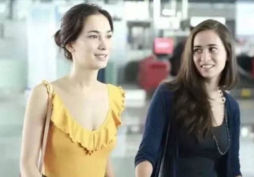 原创卢靖姗带妹妹走机场,穿低领装甜美可人,焦点却在妹妹的身上