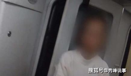 年轻女子火车熟睡,半夜遭陌生男 摸胸 ,农民工 感受一下胸大