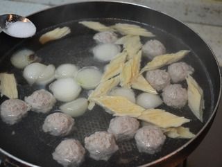 生汆丸子汤的家常做法 家常美食网 