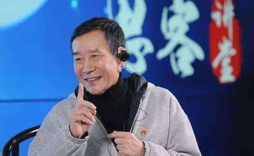 67岁老戏骨李雪健现身 戴助听器讲话吃力,弯腰与人握手好谦虚