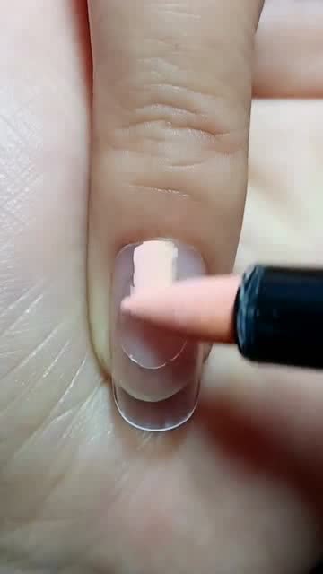 如何用黑白两色指甲油做出漂亮的指甲(如何用黑白两色指甲油做出漂亮的指甲图片)