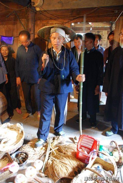 一次神秘的水族葬礼 入殓时在场人不能直呼名字,守灵期间不扫地