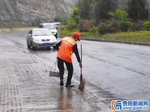 中坝立交桥女环卫工雨中清扫路面 感动网友 