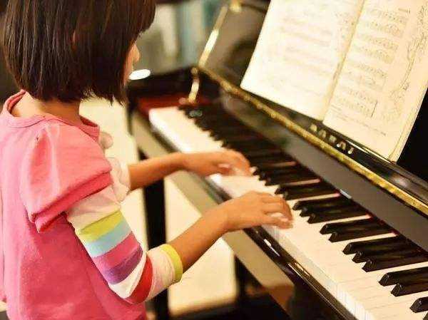孩子初学钢琴,培养兴趣很重要