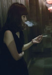 女人抽烟的心情说说,女人喝酒句子说说心情短语 女人喝酒的说说