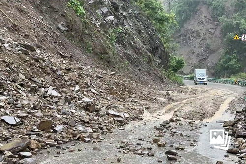 川渝地区遭遇强降雨 部分路段出现山体滑坡泥石流 