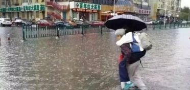 太虐心 老奶奶大雨中背孙女过街遭谴责 真相却是这样