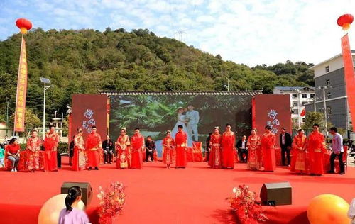 昨天 金寨斑竹园一场中式的集体婚礼引起了当地关注