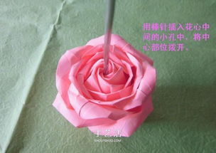 酒杯玫瑰的折法图解 手工折纸酒杯玫瑰过程 4