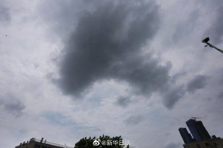 台风 烟花 影响南京 阵风中城市上空乌云涌动