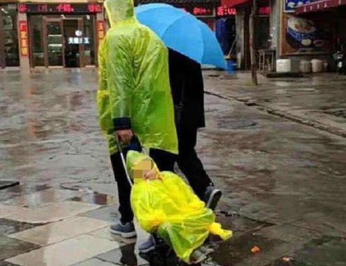 突然下雨,爸爸把2岁女儿 举头顶 挡雨,妈妈知道肯定会挨批评