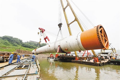 重庆长航浮吊船成功吊装硝酸吸收塔