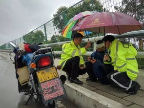 这个暖男感动了全晋江,大雨中为骑车摔倒的男子撑伞40分钟