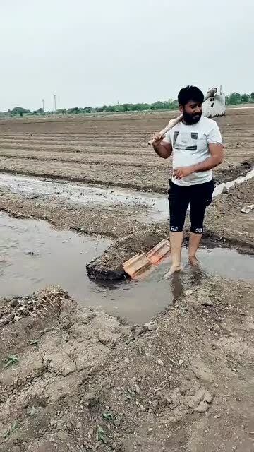 印度人是这样浇地的,水够了,就这样堵起来 