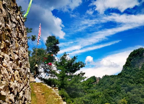 我国一 独特 的山,险如华山 秀似黄山,山顶之上矗立百年铁庙