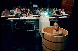日本女摄影师公共场所洗澡自拍走红网络 