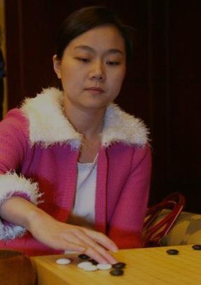 44岁中国九段棋手,不顾父母反对,娶大8岁师姑,如今妻子已显老