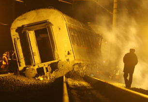 中新网高清图 俄罗斯一列火车发生严重出轨事故 