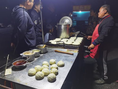 郑州街头卖传统火烧的小摊排起长队 人多时一饼难求 