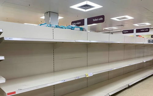 英国超市惊现恐慌式购物 见啥抢啥 货架上全空了