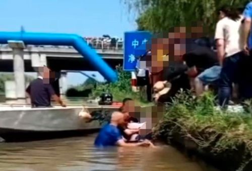 男子与妻子吵架后跳河,救援队打捞遗体,老父亲跳下河游向救援船