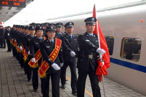 全国首个高铁乘警大队在西安亮相 