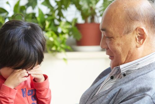 孩子哭闹着要玩具,父母无法满足 智慧的父母会给孩子画饼充饥