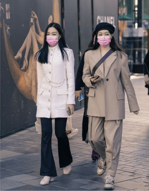 北方女孩的冬日穿搭就看北京街拍,服装保暖厚实,穿搭不臃肿