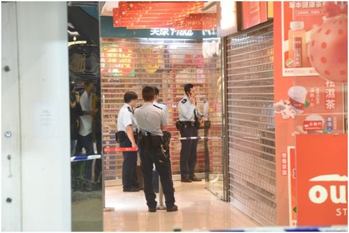 三名 暴徒装 蒙面人冲进香港钟表店打劫,有人用 枪 指着店员
