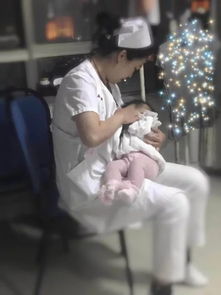 这一幕很暖 青岛市第八人民医院护士妈妈为患者的孩子哺乳