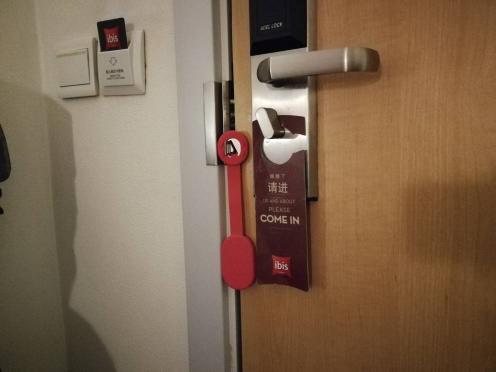 女生住酒店时,门怎样锁才安全 