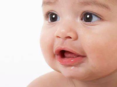 宝宝脸上长红点 婴儿脸上长红疹子是怎么回事