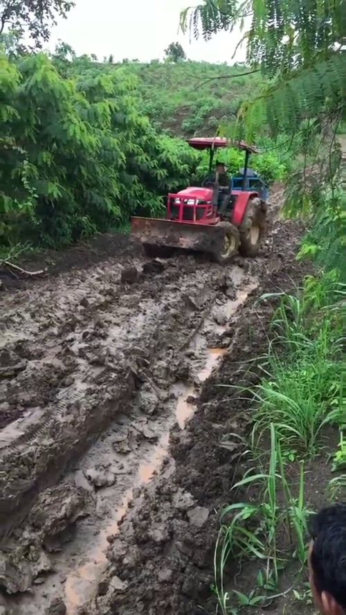 道路泥泞,考验司机技术的时刻 