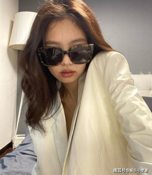 Jennie晒多组穿搭照 有淑女亦或帅气有型超养眼