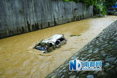 深圳遭暴雨袭击 男子眼看怀孕女儿被水冲走