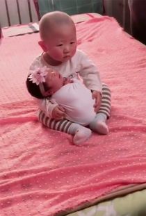 2岁哥哥抱着妹妹拍新生儿照,表情生无可恋,宝宝 真心笑不出来
