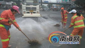 海口10多名环卫工赤脚清洗路面 感动路过市民 