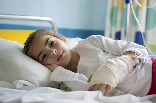 小孩生病在医院的照片图片