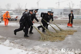 江苏多地迎大雪 10万城管昼夜扫雪清除路障 