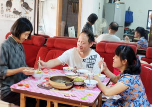 吃闺蜜奶经历|餐桌底下的律动