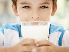 小孩晚上喝牛奶好吗(睡前多久喝牛奶比较好小孩晚上睡觉前喝牛奶好吗)