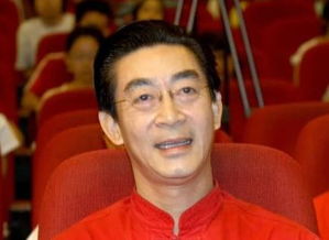 他是中国唯一一个拥有两张合法身份证的明星,名字欲被人注册商标