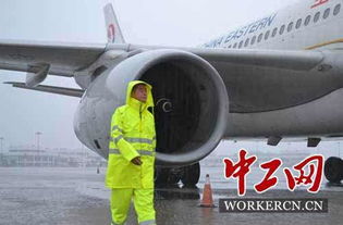 首都机场飞机监护员 暴雨中守护航班安全 