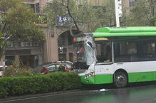 突发 刚刚,泗阳某公交遭遇撞击 人没事 车却 毁 了