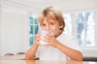 14岁的男孩每天喝多少瓶牛奶最好 